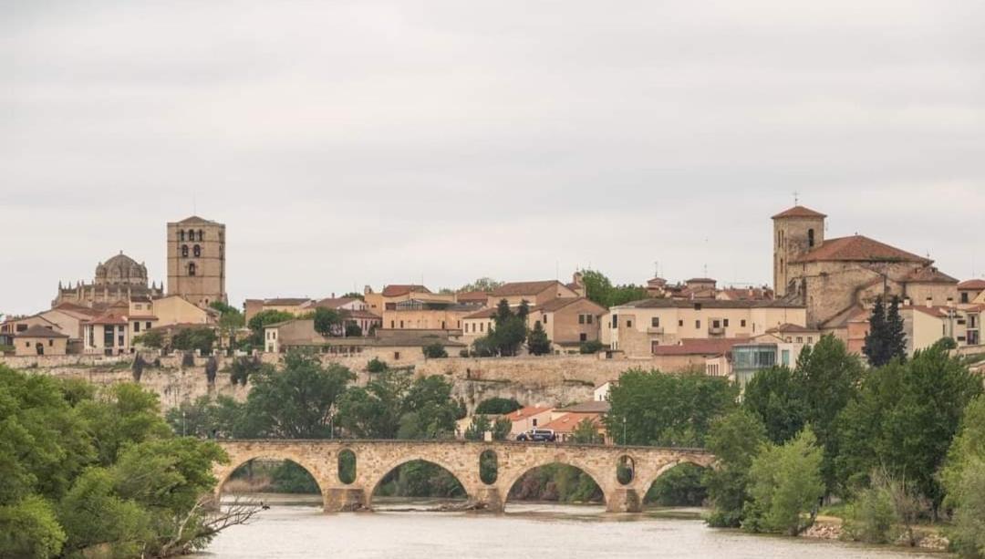 A Los Ojos Del Rio Duero ثامورا المظهر الخارجي الصورة